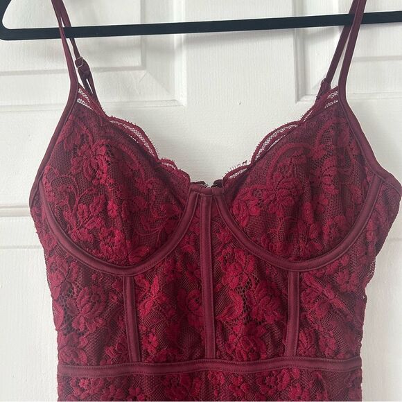 Red scalloped Lace Cocktail Dress with Boning Corset - Picture 5 of 10